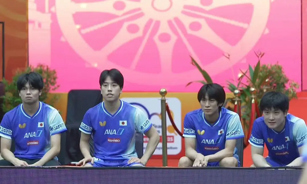 宏粤配资 张本智和高兴太早！半场开香槟到呆若木鸡，日本输国乒后集体沉默